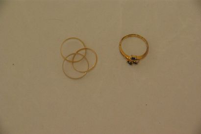 null Lot comprenant une bague trois anneaux en or de trois tons (1,66 grs ; TDD 47)...