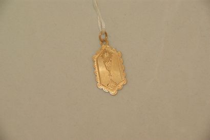 null Médaille religieuse ancienne en or jaune représentant un calice, la bordure...