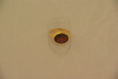 null Bague chevalière en or jaune ornée d'une intaille sur grenat représentant un...