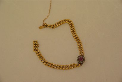 null Bracelet ancien en or jaune maille gourmette orné au centre d'un motif floral...