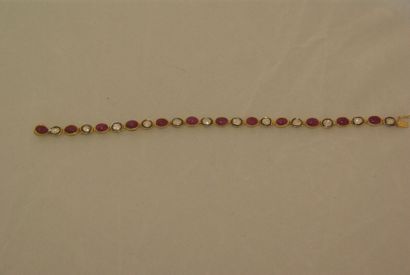 null Bracelet ligne en vermeil composé de maillons ovales ornés de cabochons de rubis...