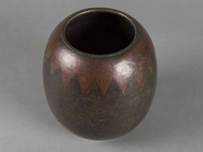 null Claudius LINOSSIER (1893-1953) Vase de forme ovoïde rétréci en dinanderie de...