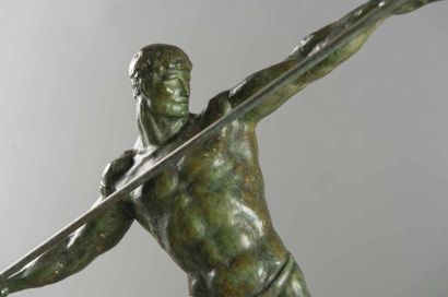 null GUERO (XX EME) Archer Bronze à patine verte reposant sur un marbre noir, légère...