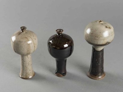 null Jacky COVILLE (né en 1936) 3 vases bulbés en grès reposant sur une mince colonne....