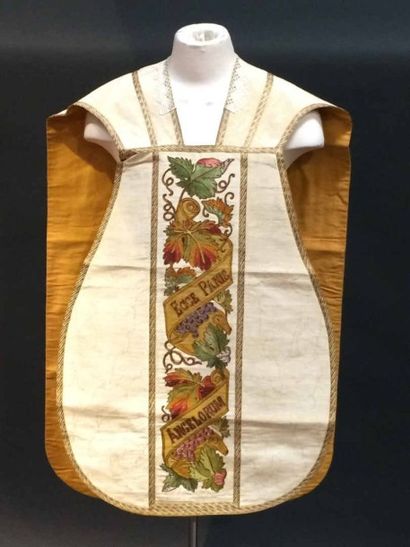 null Chasuble tissu blanc moiré avec broderie feuilles et grappes de raisin, brodé...