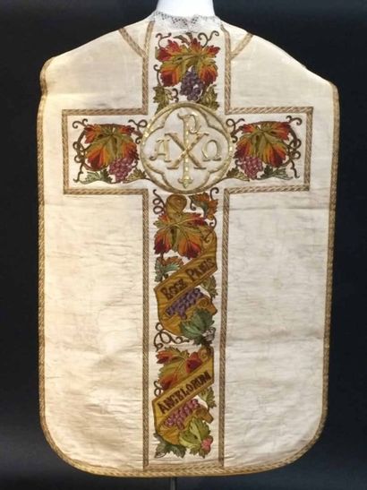 null Chasuble tissu blanc moiré avec broderie feuilles et grappes de raisin, brodé...