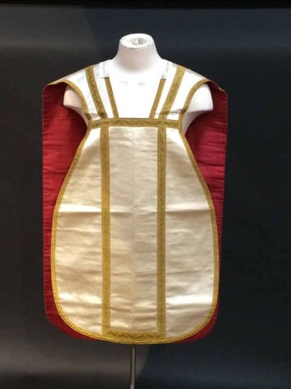 Chasuble blanche, broderie dorée, (salissures...