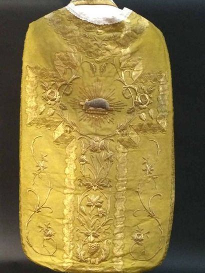 null Chasuble de Pâques, richement brodé d'or, agneau Pascal, joint une étole et...