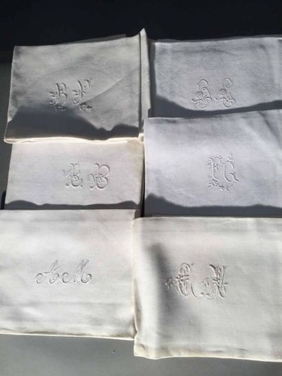 Lot de huit serviettes monogramméesen lin...