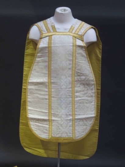 null Chasuble en tissu blanc, galon jaune, broderie à motif floral, joint voile de...