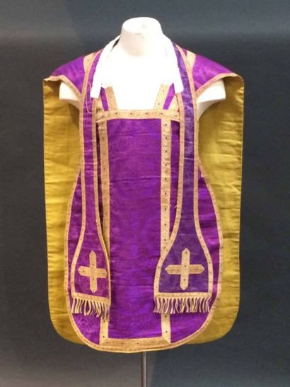 null Chasuble du temps du Carême, avec étole, broderie au dos (un peu effacé) XIXè...