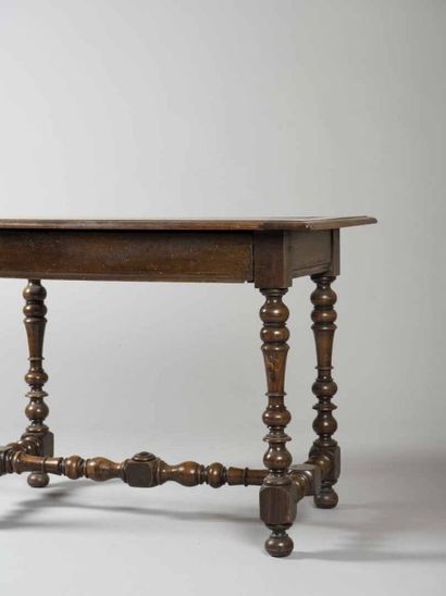 null Table à écrire en noyer, piètement tourné Travail de style Louis XIII avec des...