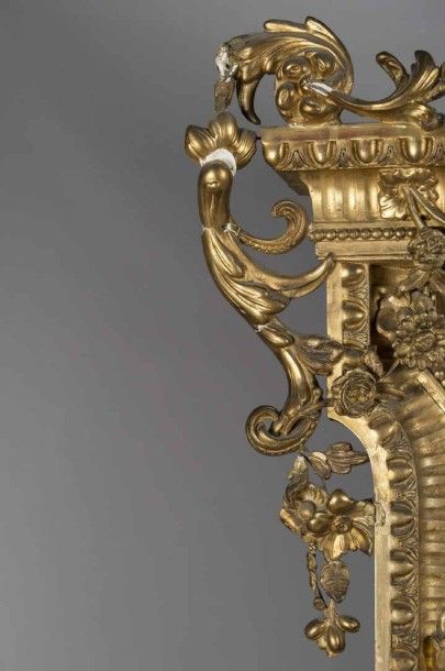 null Important miroir en stuc doré et sculpté de larges motifs décoratifs Style Louis...