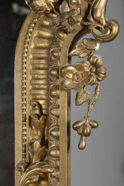 null Important miroir en stuc doré et sculpté de larges motifs décoratifs Style Louis...