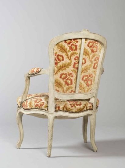 null Paire de fauteuils à dossier cabriolet en bois laqué de style Louis XV et un...