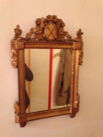 null Miroir rectangulaire en bois doré et sculpté Epoque Louis XVI