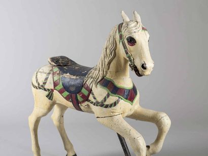 null Alfred CHANVIN (1856-1961) Cheval de manège en bois sculpté polychrome, yeux...