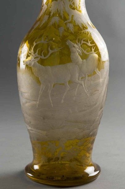null Vase balustre en cristal gravé et teinte aune à décor de cerf dans un paysage...