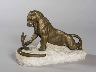 null Robert BOUSQUET (1894-1917) Tigre combattant un serpent Epreuve en bronze patiné...