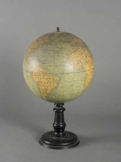 null Globe terrestre dressé par Charles PERIGOT sur pied en bois noirci H ; 41, circonference...