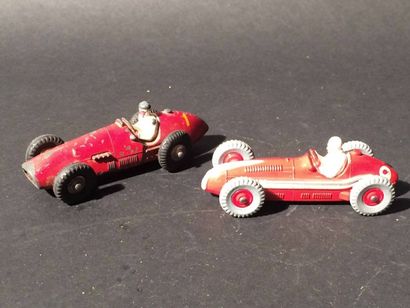 null Lot comprenant deux voitures Dinky Toys: Dinky Toys 231 Maserati, bon état Dinky...