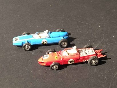 null Lot comprenant deux voitures Dinky Toys Dinky Toys 240 Cooper Racing Car Dinky...