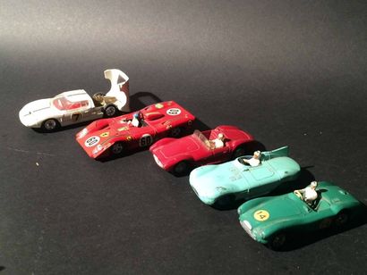 null Lot comprenant 5 voitures Dinky Toys Ford GT Ferrari 312, Dinky Toys 22A Maserati...
