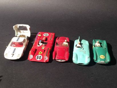 null Lot comprenant 5 voitures Dinky Toys Ford GT Ferrari 312, Dinky Toys 22A Maserati...