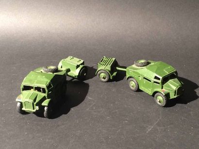 null Lot comprenant deux véhicules Dinky Toys 688 Field Artillery Tractor avec remorques,...