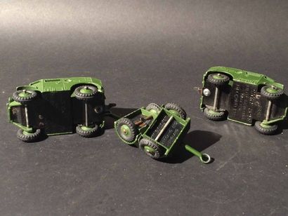 null Lot comprenant deux véhicules Dinky Toys 688 Field Artillery Tractor avec remorques,...