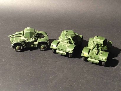 null Lot comprenant trois Dinky Toys Armoured Car , tbe