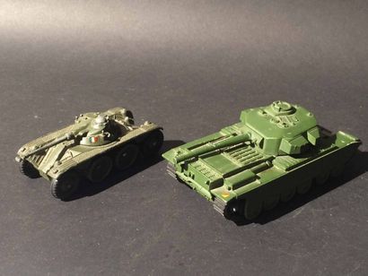 null Lot comprenant deux véhicules Dinky Toys Dinky Toys Centurion Tank 651 Dinky...