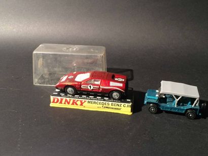 null Lot comprenant deux véhicules Dinky Toys Austin mini Make sans boite Mercedes...