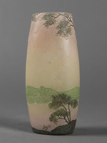 null François Théodore LEGRAS (1839-1960) Vase de forme conique en verre multicouche...