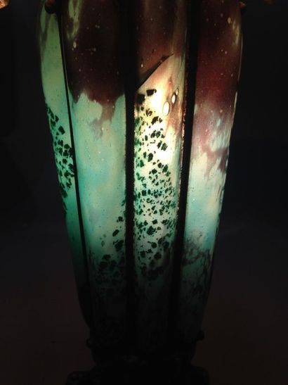 null DAUM & Louis MAJORELLE (1859 - 1926) Lampe de table en verre doublé au décor,...