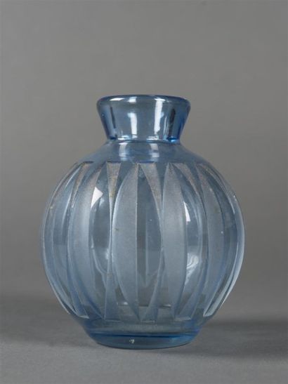 null Maure VIEIL (XXème) Vase de forme boule à col évasé à décor géométrique dépoli....
