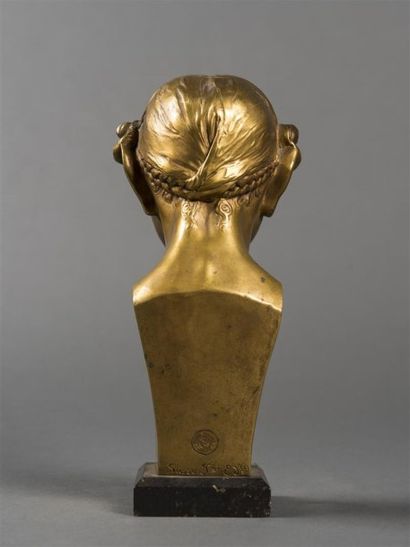 null Eugène Piron (1875-1928) Buste de faunesse Bronze sur socle marbre noir Ciselure...