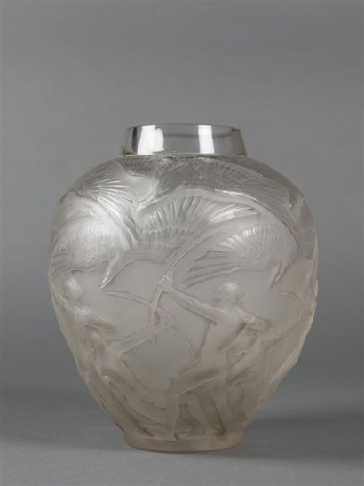 null René LALIQUE (1860 - 1945) Vase "Archers" modèle créé en 1921, supprimé du catalogue...