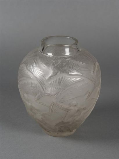 null René LALIQUE (1860 - 1945) Vase "Archers" modèle créé en 1921, supprimé du catalogue...