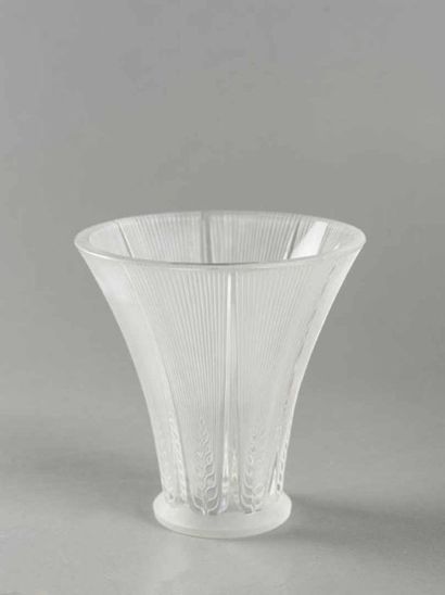 null D'après René LALIQUE (1860 -1945) Vase à corps tronconique évasé en verre moulé-pressé...