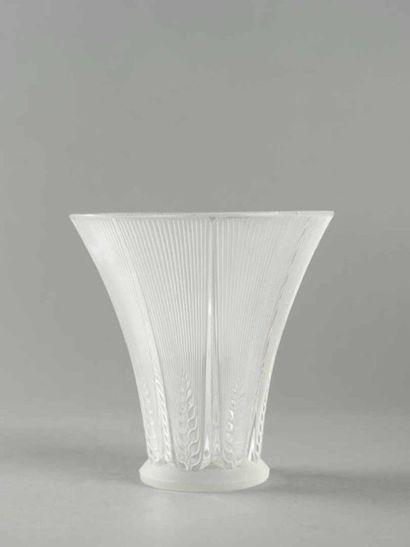 null D'après René LALIQUE (1860 -1945) Vase à corps tronconique évasé en verre moulé-pressé...
