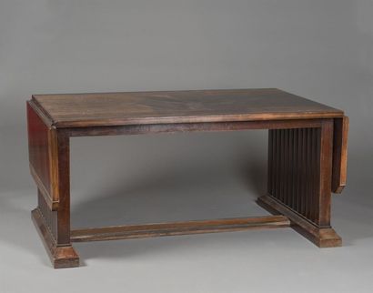 null CHRISTIAN KRASS (1868-1957) Table de salle à manger à rallonges en acajou teinté...