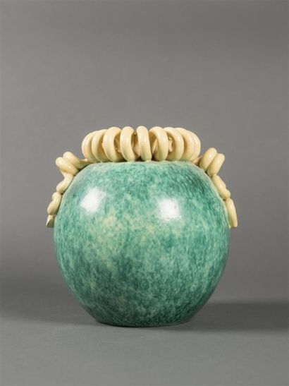 null Gustave ASCH (1856-1911) & Faïencerie de SAINTE-RADEGONDE Vase boule en faïence...