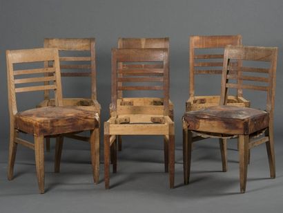 null René PROU (1889 - 1947) Série de six chaises en chêne teinté foncé à trois bandeaux...