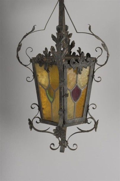 null TRAVAIL FRANCAIS (XXème) lanterne à un feu à armature en fer forgé à décor floral...