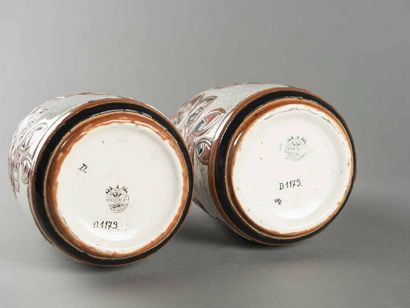 null Charles CATTEAU (1880-1966) & BOCH LA LOUVIERE Paire de Vases de forme à faïence...