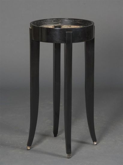 null RUHLMANN Jacques-Émile (1879-1933) Tabouret en bois teinté noir, piètement sabots...