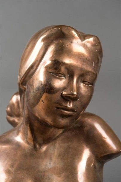 null NAM THAI (XXème) Buste de femme asiatique au chignon en bronze patine rosé brillant...