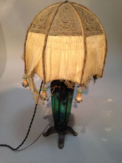 null DAUM & Louis MAJORELLE (1859 - 1926) Lampe de table en verre doublé au décor,...