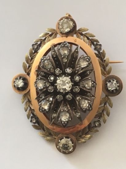 null Broche ou pendentif en or jaune, décor floral de diamants taille ancienne et...